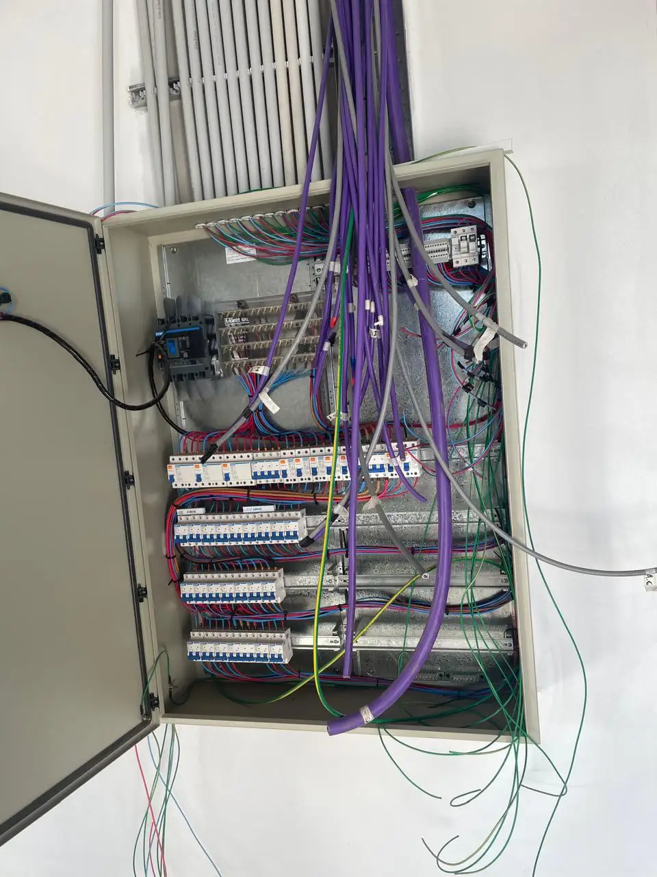 Depósito de materiales eléctricos y equipos para obra