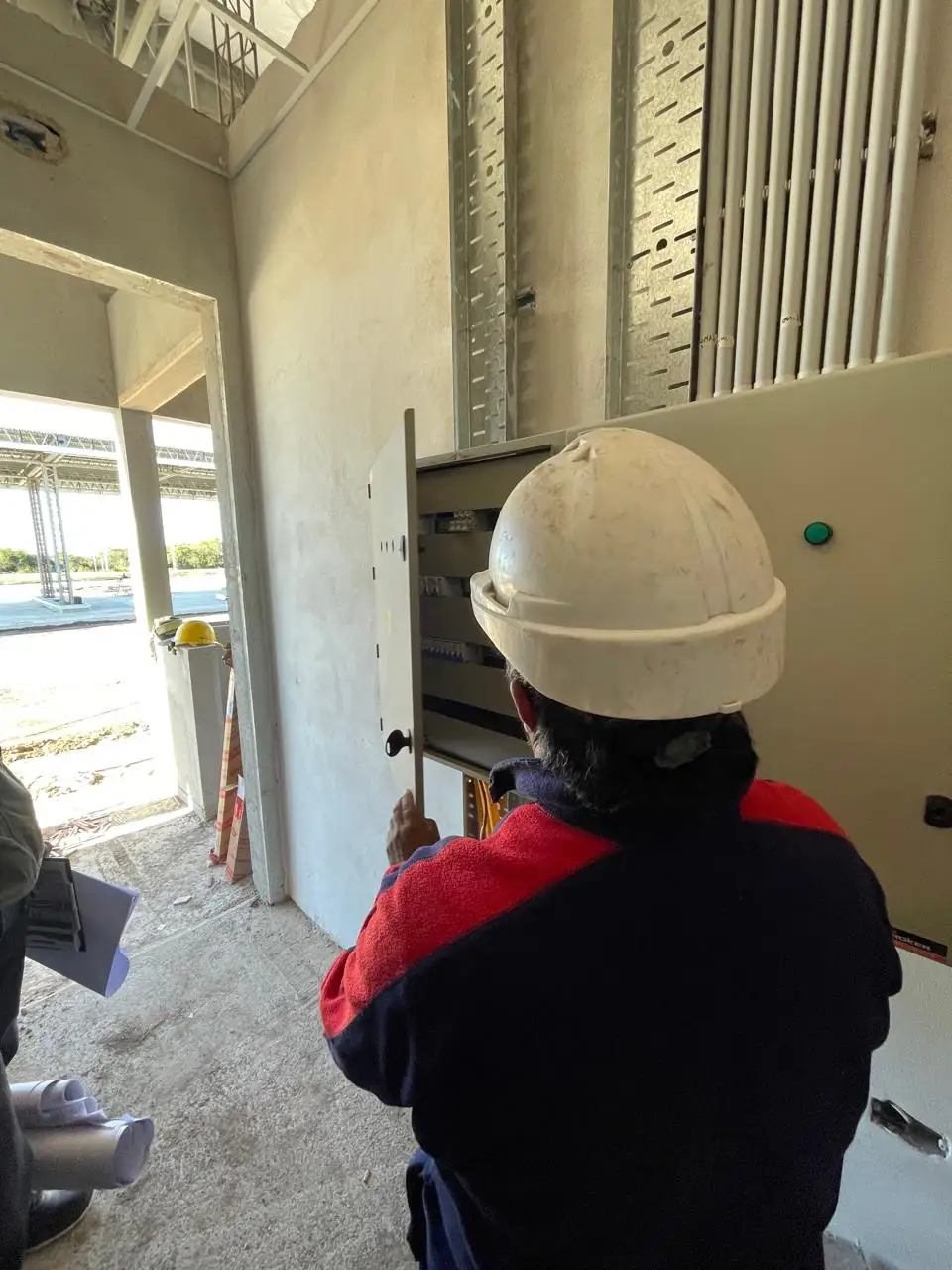 Técnico de Grupo COINBU trabajando en instalación eléctrica