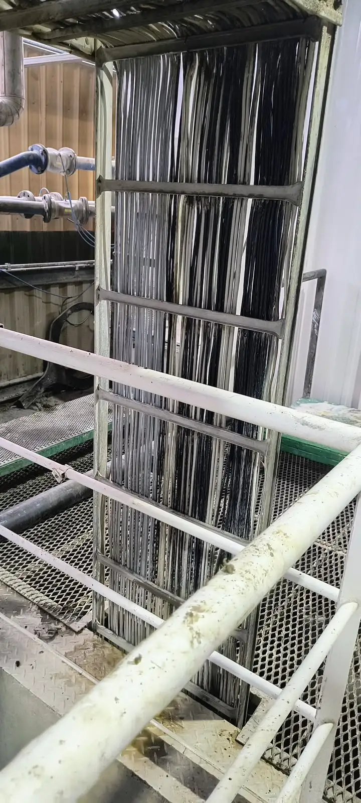 Técnico eléctrico aplicando protocolos de seguridad en obra industrial