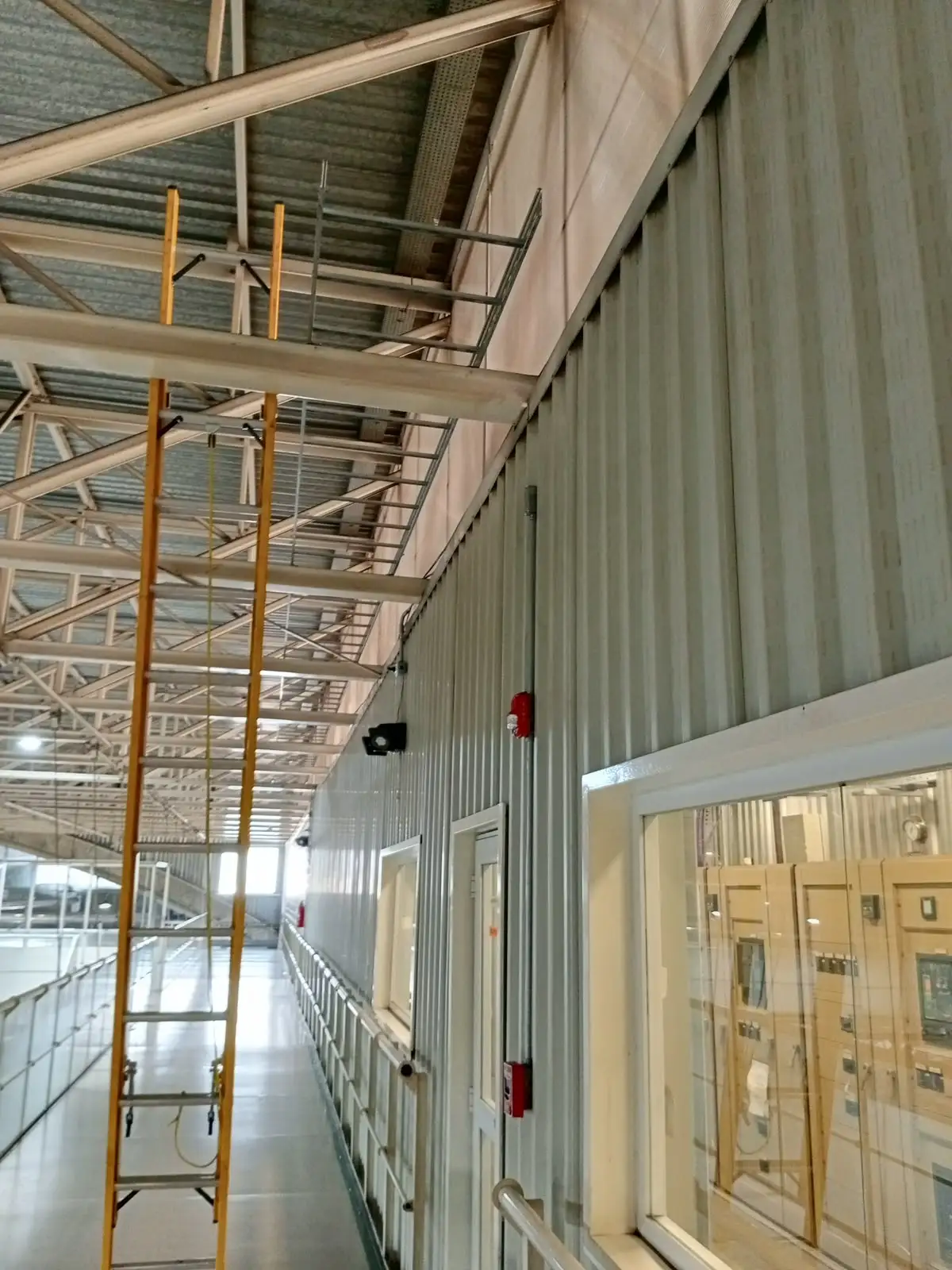 Tendido de bandejas portacables en planta industrial Pritty, Córdoba